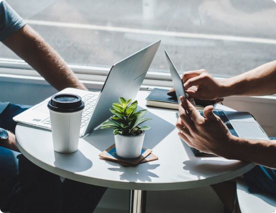 Conectamos negocios con la gente y a la gente con los negocios.